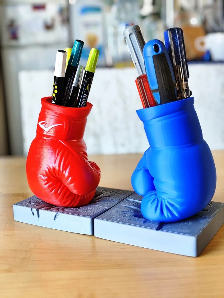 Soporte para bolígrafo con guante de boxeo